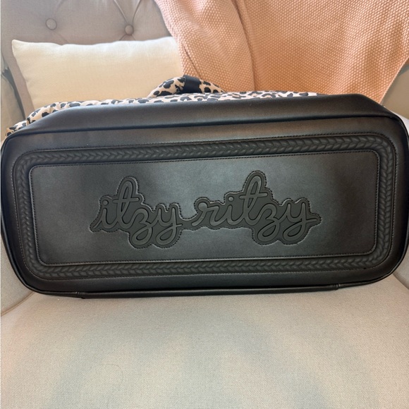 Itzy Ritzy Dream Weekender in Leopard - Picture 6 of 11